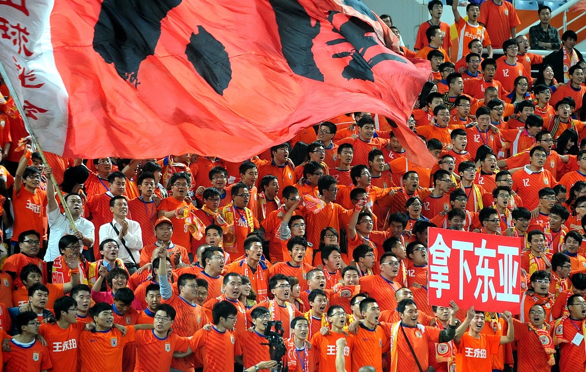 关于中国足球盛事吸引大批球迷狂热沸腾，激发激情的信息
